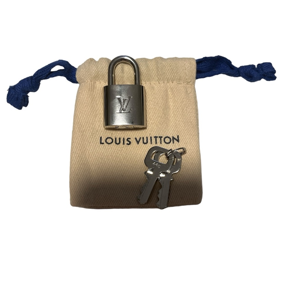 LuxeFindsResale.com LOUIS VUITTON Silver lock + 2 keys #448